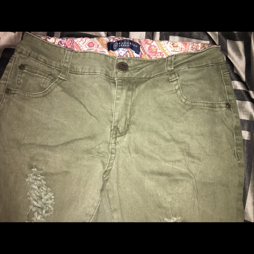 Green distressed pants cute!